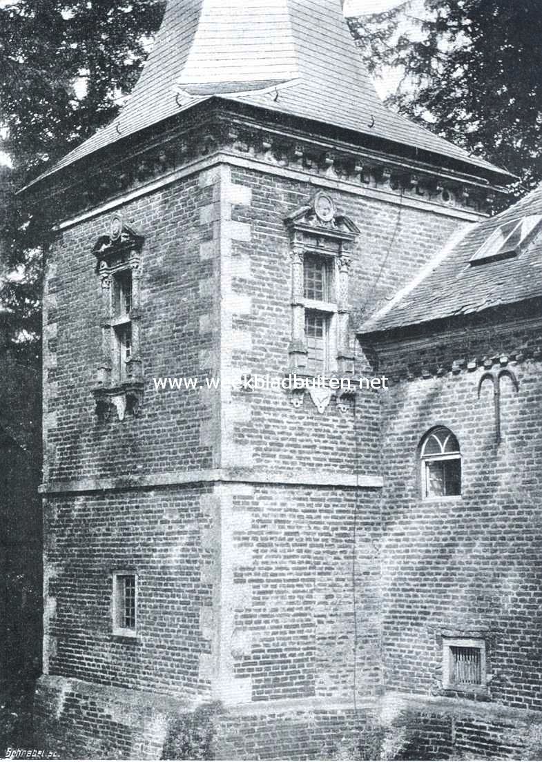 Hoektoren aan de voorzijde van het kasteel (nabij den vooringang), opmerking verdienen de fraaie vensteromlijstingen in Renaissance-stijl en de gebeeldhouwde kroonlijst