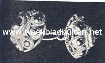 De sieraden bij de kleederdrachten in de verschillende provincies. Zeeuwsche knoop voor hemboord en vest