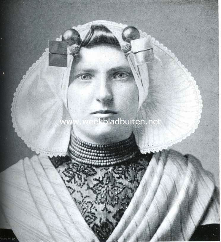 De sieraden bij de kleederdrachten in de verschillende provincies. Vrouwen met Goesche- of Zuid-Bevelandsche sieraden 1