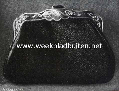De sieraden bij de kleederdrachten in de verschillende provincies. Portemonnaie met zilver beslag. (Oostburg)