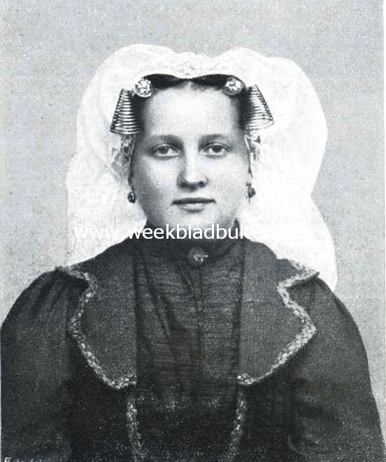 De sieraden bij de kleederdrachten in de verschillende provincies. Meisje van de Z.-Hollandsche eilanden (zware krullen met cannet.spelden)
