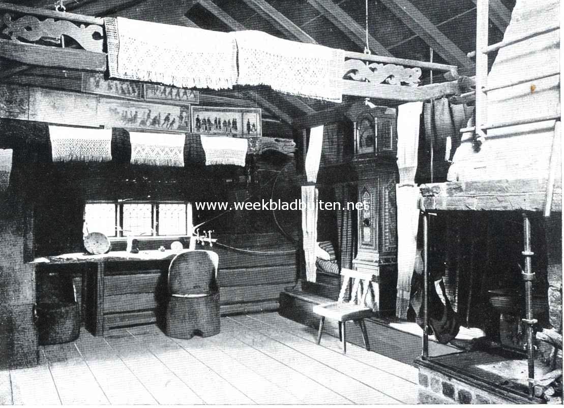 Openluchtmusea. De groote kamer van de Morastugan op Skansen. Bed, werktafel, Kubb-stoll, sngloft, haard, kroonstang, bonader en hangkldeter