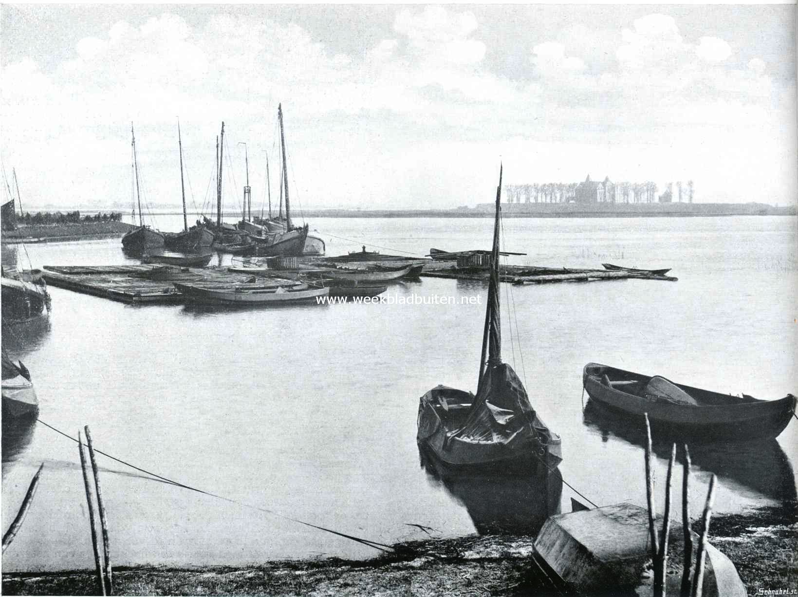 Een merkwaardig visschersstadje. Gezicht van Woudrichem op het slot Loevesteijn, bij de plaats 
