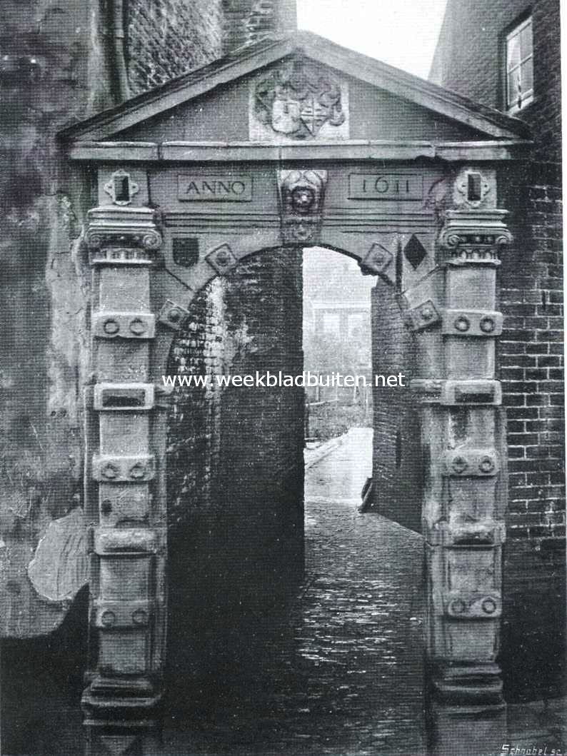 Een merkwaardig visschersstadje. Oud poortje te Woudrichem met 't wapen der de Witten
