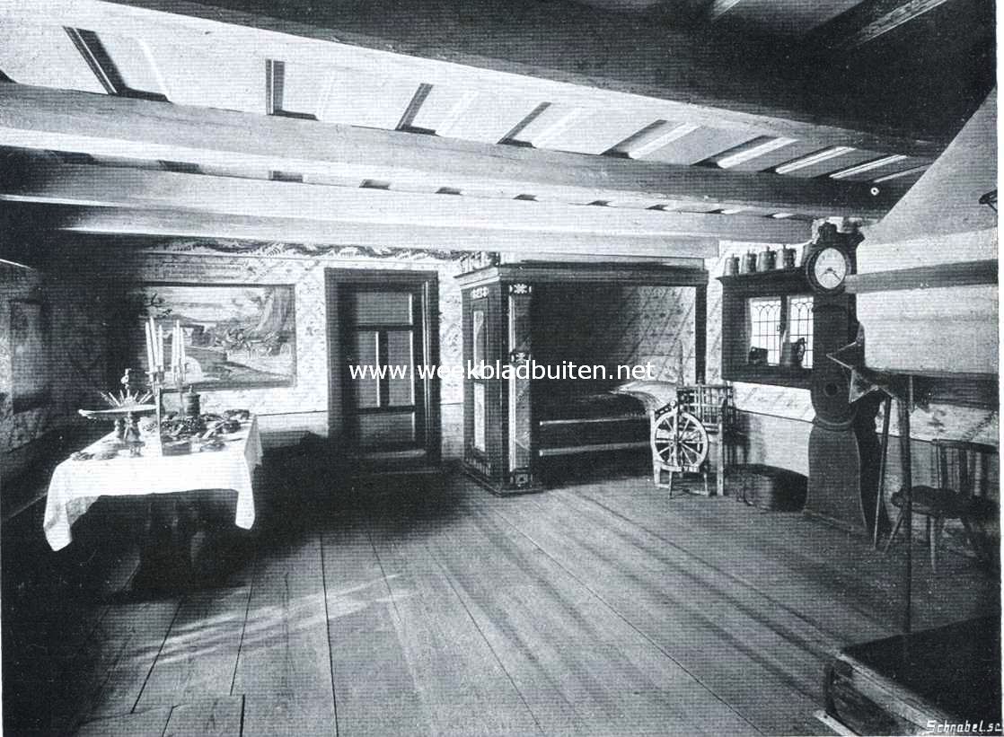 Openluchtmusea. Het rijke interireur van de Bolnss-Stugan op Skansen met de door Jonas Hertman gemaakte wandschilderingen