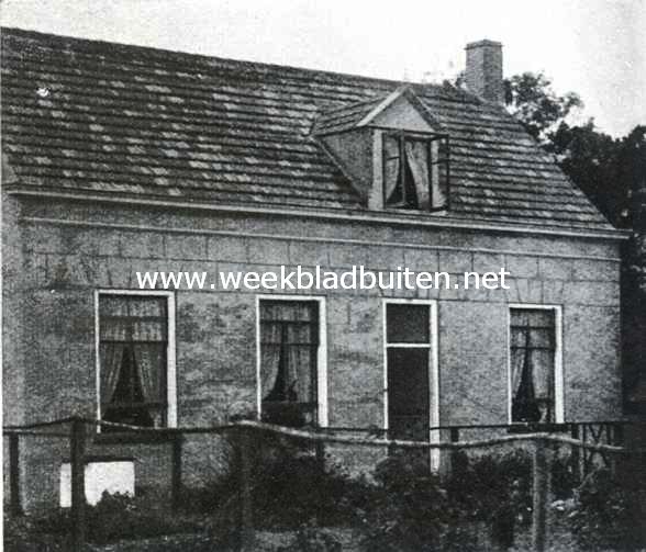 Behoud en bevordering van natuur- en stadsschoon. Woning te Domburg. Duidelijk komt uit, dat het bepleisteren der muren aan dit huisje alle bekoorlijkheid heeft ontnomen. Hoe kaal is veder de gevel, omdat de blinden aan de binnenzijde der woning zijn aangebracht