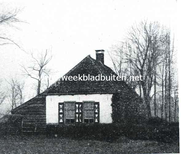 Behoud en bevordering van natuur- en stadsschoon. Landelijke woning bij Koudekerke. (Walcheren). Het bij afwisseling wit kalken van een muur kan, zooals hier aanschouwelijk wordt aangetoond, een aardig effect maken. De met klimop begroeide zijmuur, het rode dak, de gootklossen, en de aardige schoorsteen verleenen aan het geheel een buitengewone bekoring