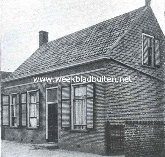 Behoud en bevordering van natuur- en stadsschoon. Woning te Domburg. Het aak heeft grijze pannen, een cementband bevindt zich onder de goot. De ramen hebben groote spiegelruiten; de ribben van dit soort blinden doen druk