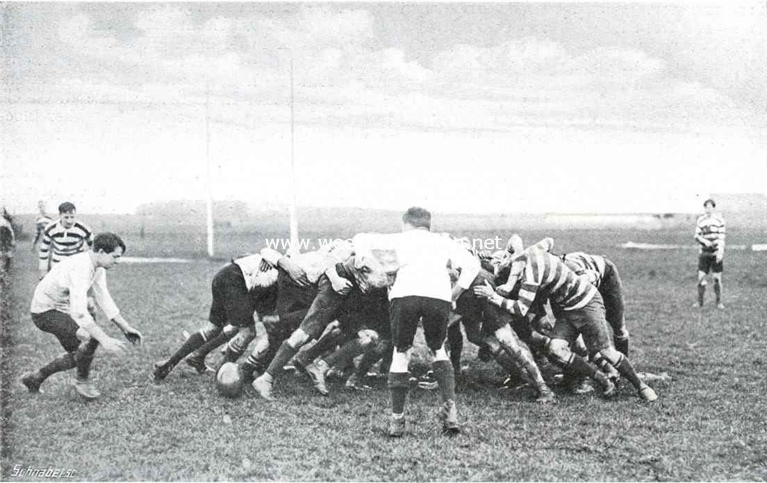 Rugby-voetbal. De rugby-wedstrijd op het terrein van R.A.P. te Amsterdam, tusschen Engelschen en Zuid-Afrikaners, 21 Maart l.l. Scrum in de 