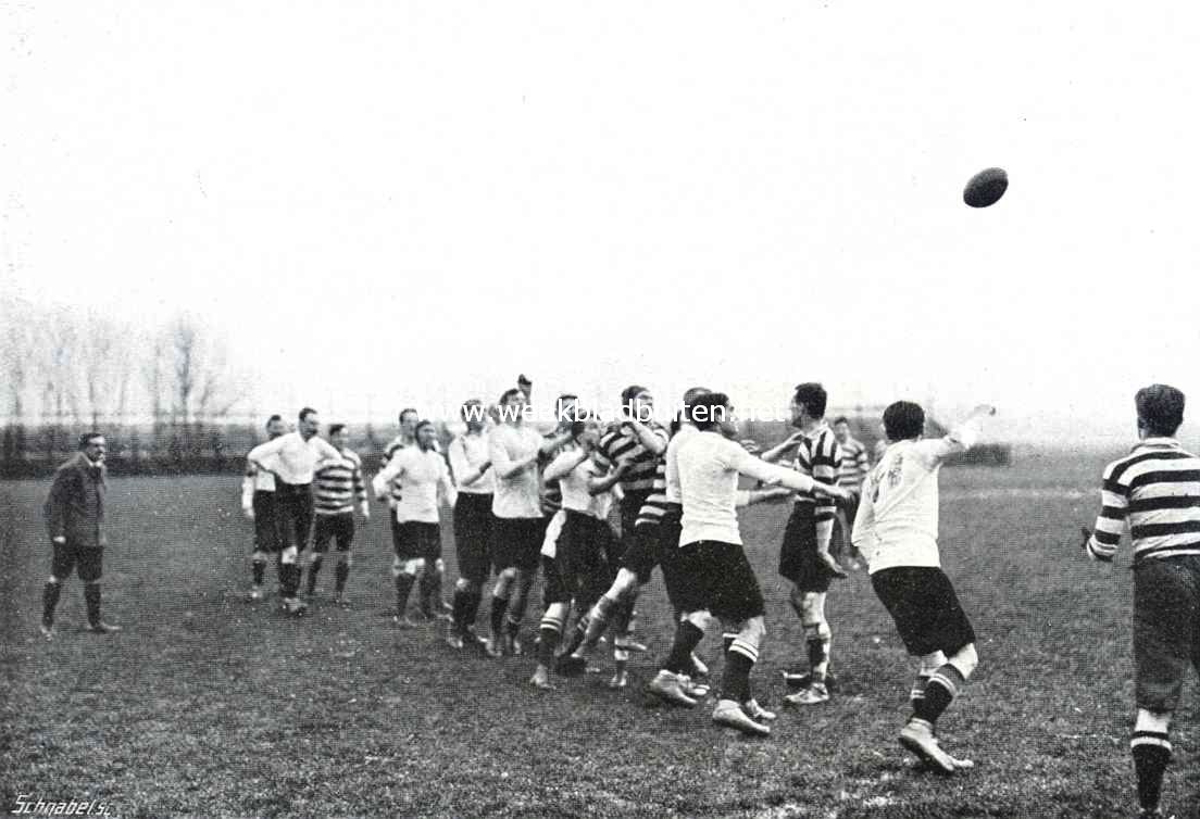 Rugby-voetbal. De rugby-wedstrijd op het terrein van R.A.P. te Amsterdam, tusschen Engelschen en Zuid-Afrikaners, 21 Maart l.l. Een 