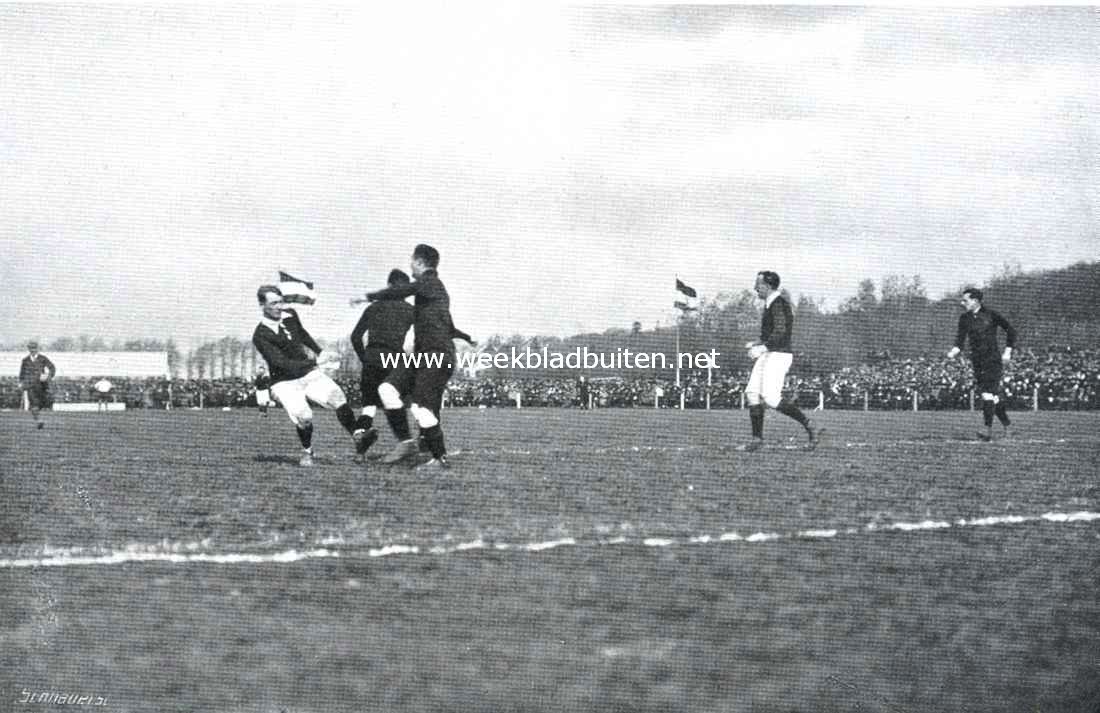 De voetbalwedstrijd Holland-Belgi te Zwolle. De Belgen wonnen welverdiend met 4 - 2, hoewel de Hollanders zich van de overwinning bijna zeker achtten