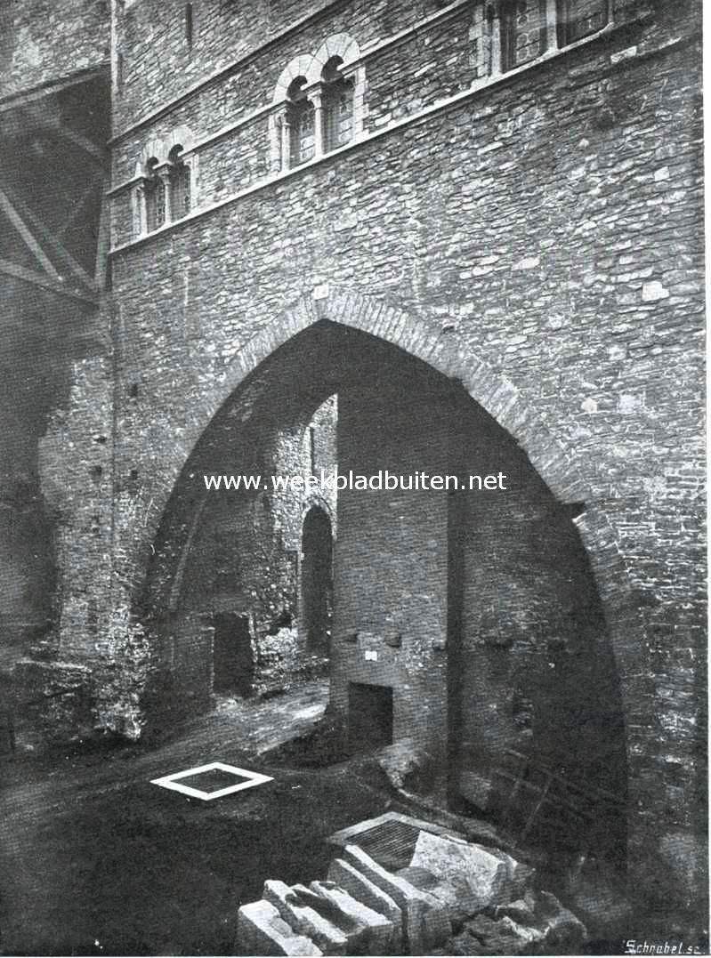 's-Gravensteen te Gent. 's-Gravensteen. De gelijkzijdige puntboog aan de achterzijde van de grafelijke woning