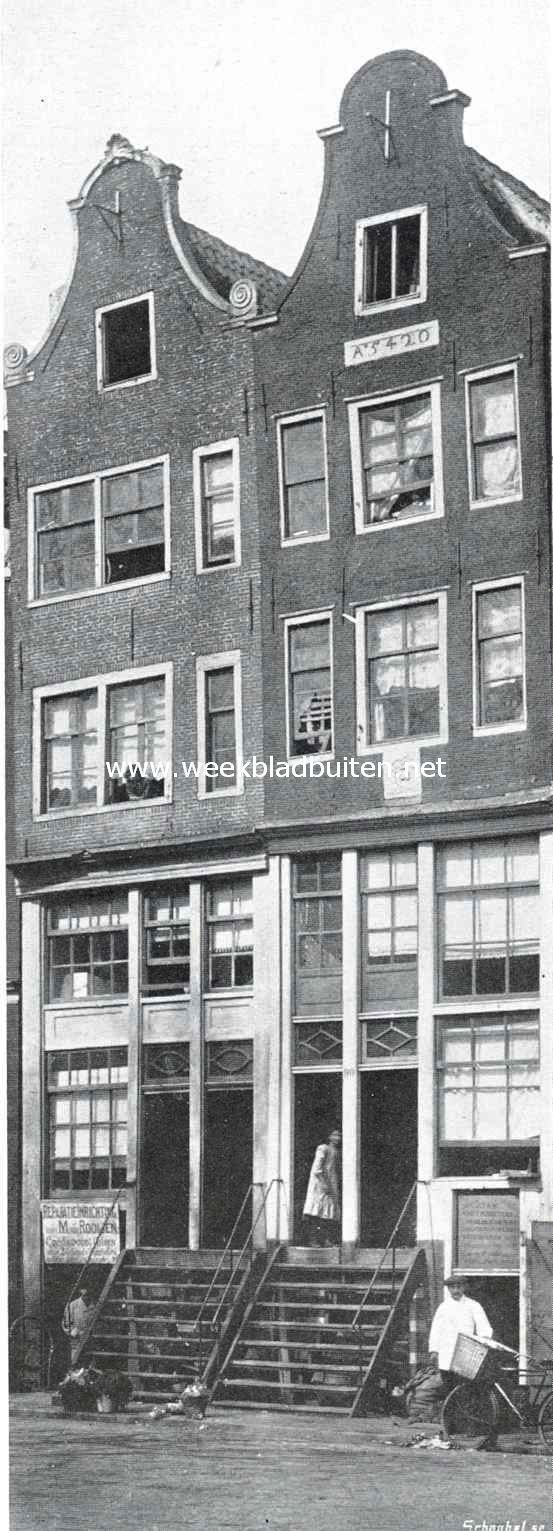 Oude huisjes aan het Waterlooplein te Amsterdam, die weldra afgebroken zullen worden. Op een steen in den gevel van het eene huis leest men: Ao 5420 (Joodsche jaartelling; = 1659 Christelijke jaartelling
