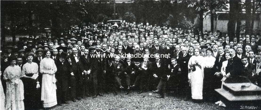 Het 60-jarig bestaan van het Christelijke-Jongelingsverbond. Groep van leden van het verbond in den tuin van het Concertgebouw, in het midden (met grijzen baard) de voorzitter, Ds G.J. van Noort