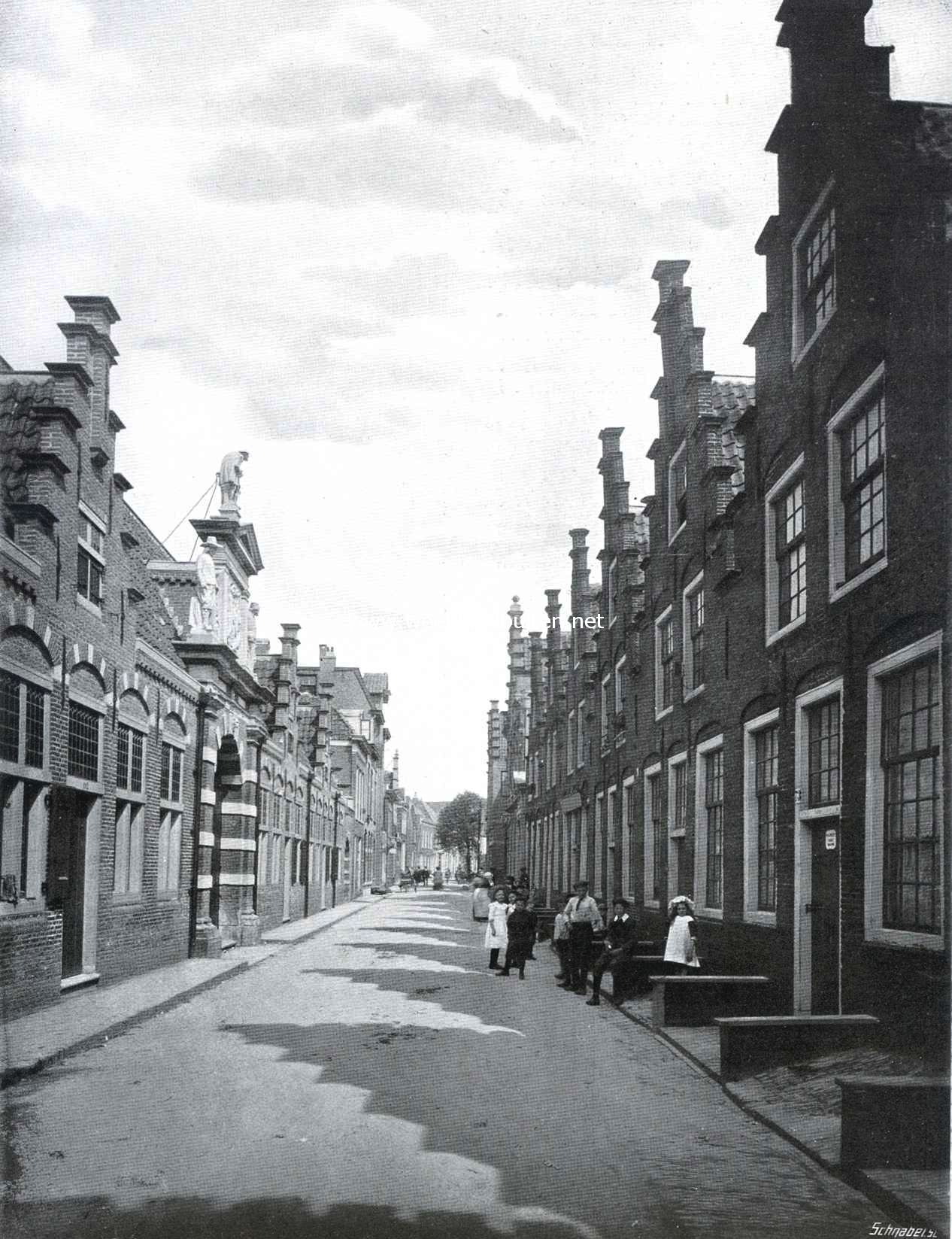 De omgeving van het nieuwe Frans Hals-museum te Haarlem. Kijkje in het Groot Heiligland. Links: de museum-poort