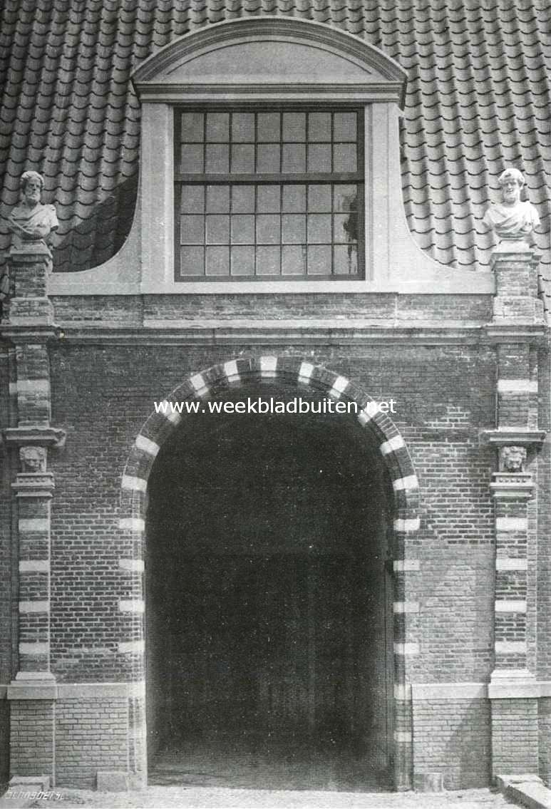 Het nieuwe Frans Hals-museum te Haarlem. De poort aan de zijde van den Binnenhof