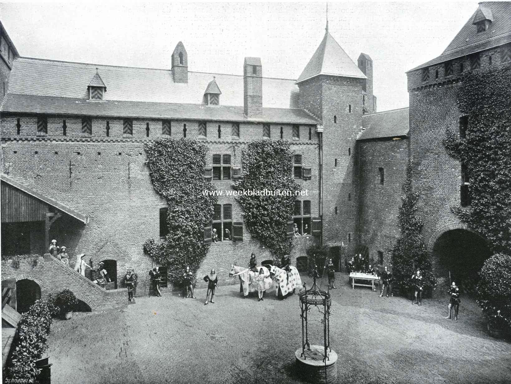 In 't kasteel van Hooft. Het slotplein van het Muiderslot met de deelnemers aan de vertooning van fragmenten uit Hooft's treurspel 