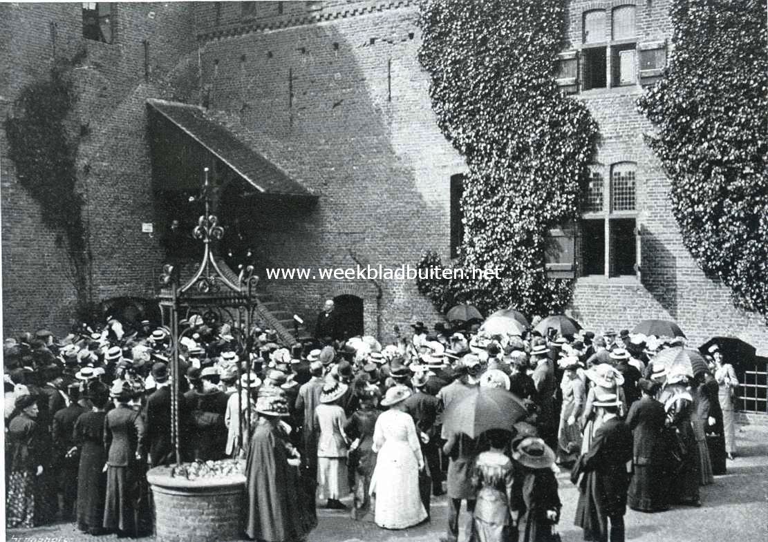 In 't kasteel van Hooft. Tijdens de rede van den voorzitter der commissie voor de inwendige restauratie van het Muiderslot, D(?). C.P. van Eeghen