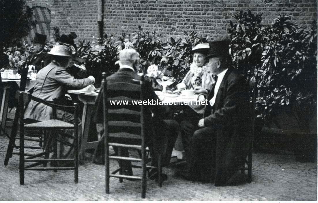 In 't kasteel van Hooft. Hoogwaardigheidsbekleeders, na de bezichtiging van het Muiderslot op het slotplein uitrustende, links de voorzitter Ds. C.P. van Eeghen, rechts minister Heemskerk en echtgenoote. In 't midden het kamerlid Jhr. Mr. A.F. de Savornin Lohman