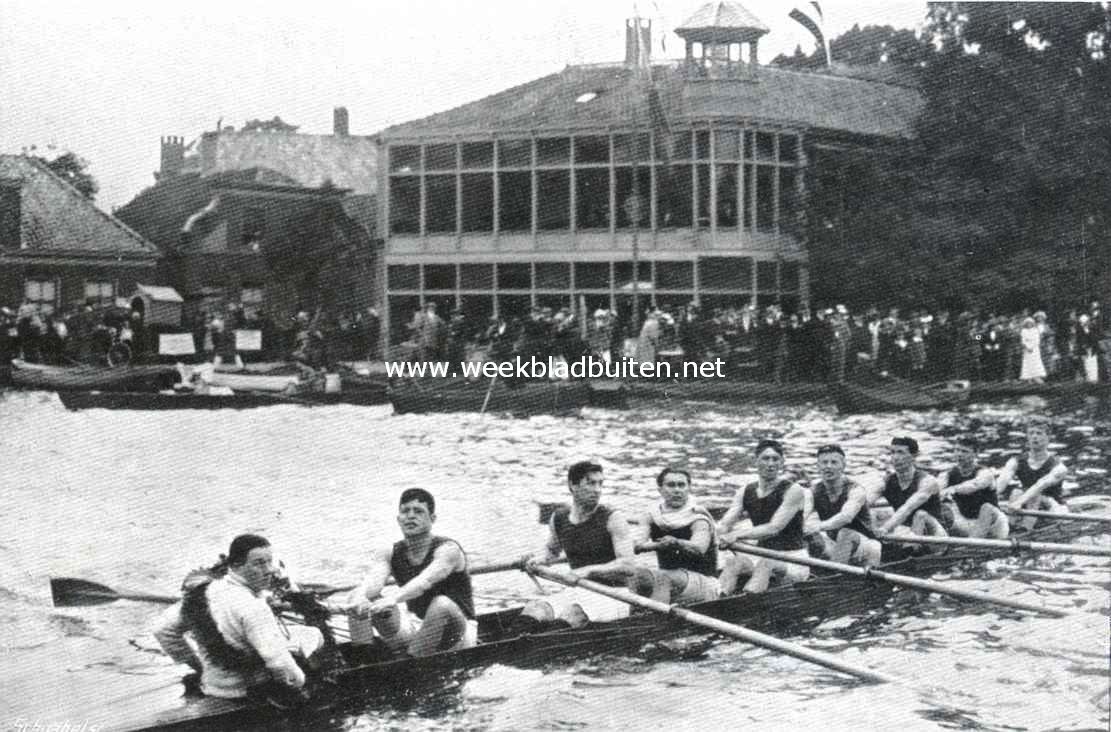 De roeiwedstrijd van 31 Mei l.l. op den Rijn bij Alphen. Achtriemsgieken outrigged (seniores). De winnende ploeg van 