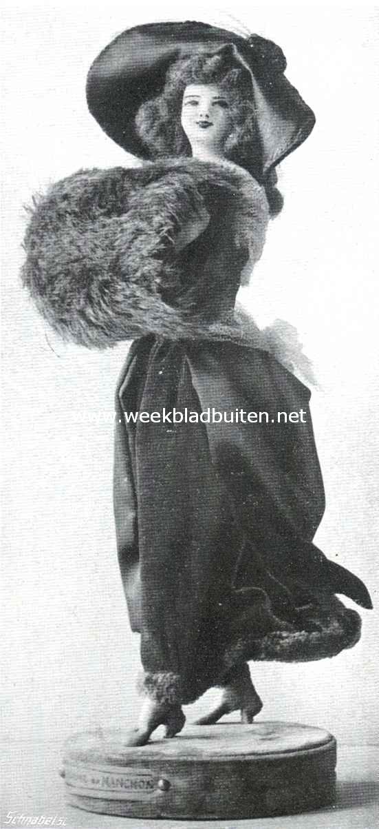 De tentoonstelling van poppen en antiek kinderspeelgoed. La femme au manchon