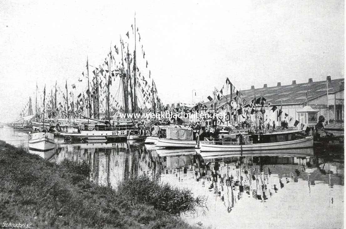 De gepavoiseerde jachten en motorbooten in de vaart langs het tentoonstellingsterrein bij de opening der E.N.T.O.S.