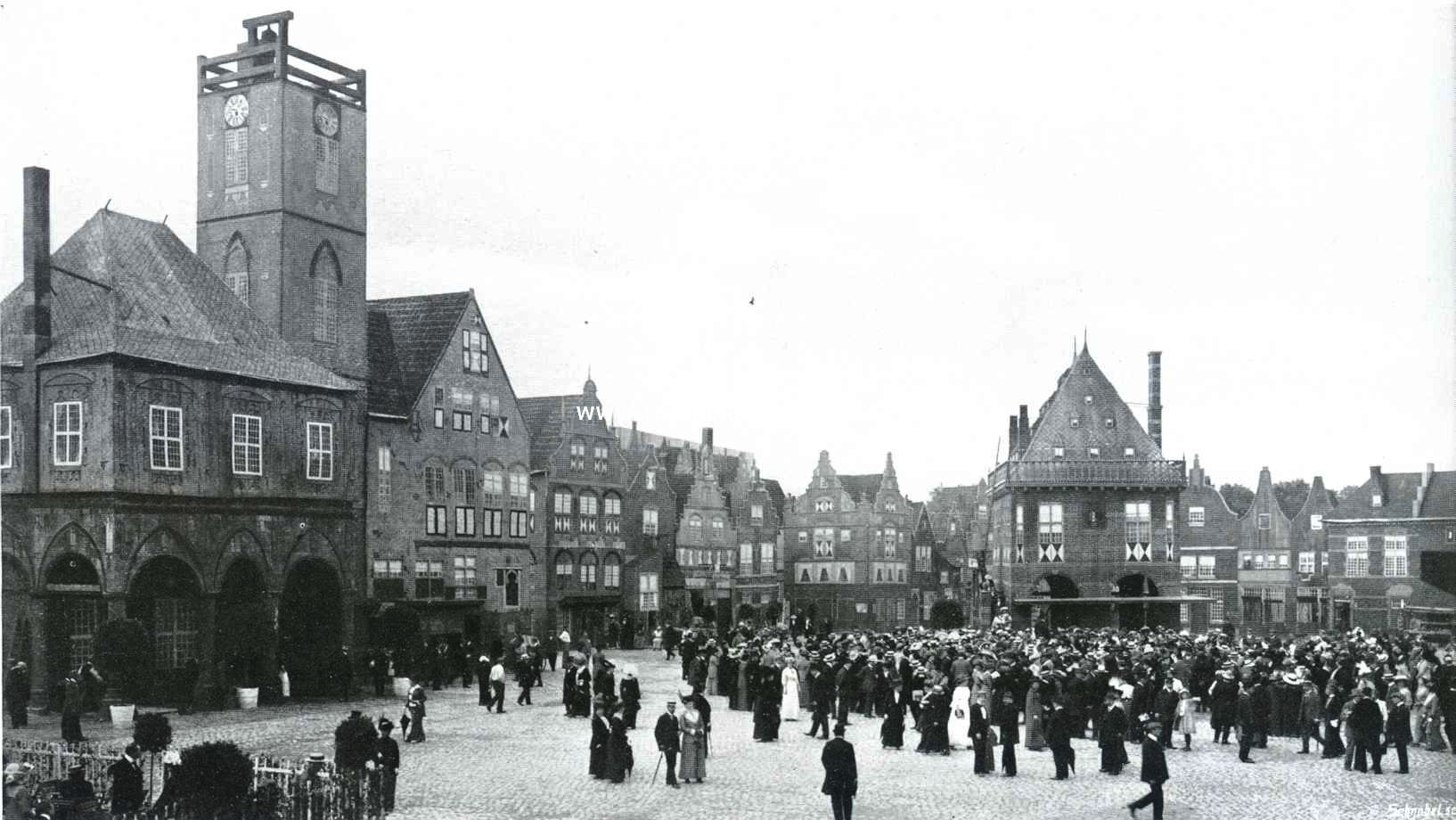 Oud-Amsterdam op de E.N.T.O.S. De Dam in 1582 met wandelaars van 1913