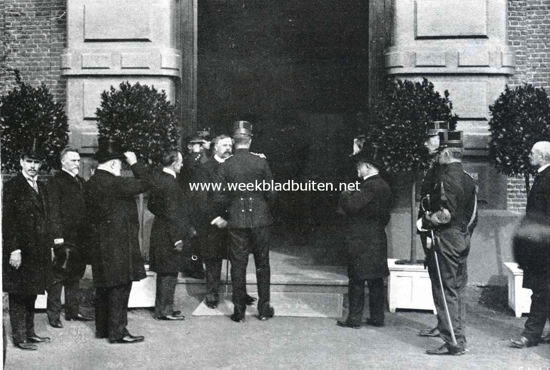 Het bezoek van koning Albert aan het Nederlandsche Paviljoen op de Wereldtentoonstelling te Gent. De Nederlandsche Commissaris-Generaal, Mr. Th. Stuart, verwelkomt den koning bij den ingang van het gebouw