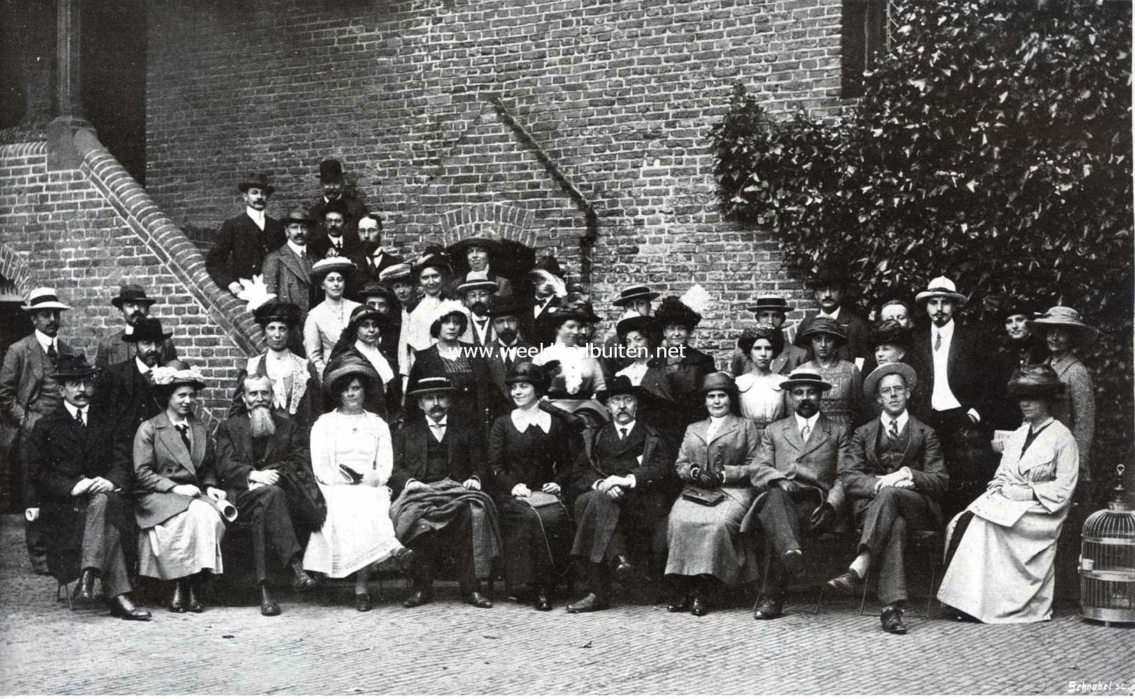 Nederlandsche letterkundigen in het Muiderslot.  Van links naar rechts, zittend: Dr. P.C. Boutens, Mej. Haspels, G.F. Haspels, Mevr. Bastiaanse, Mevr. van Rijn-Naeff, Jac. van Looy, Mevr. De Wijs-van den Mandele, G. van Hulzen, Jan Feith, Mevr. van Meerkerken. Staande eerste rij: Twee persmannen, Mr. H. Louis Israels, Mevr. Haspels, Mej. Wegerif, Mevr. Wegerif, Joannes Reddingius, Mevrouw Feith, Mej. van Maas, Mevr. Knuttel-Fabius, Mej. Marie Schmitz, Mej. N. Minnema, Mevr. van Looy-van Gelder. Tegen den muur beneden: Dr. Nico van Suchtelen, Frans Mijnssen, Joh. Bergman, Dr. P.H. van Moerkerken Jr., Ed. Brom, J.B. Ubink, Mevr. Serrurier en Mej. Dr. Serrurier. - Op de trap (van boven naar beneden): Jan van der Moer, A.W. Weissman, L. Simons, J.N.A. Smeekens, Herman Robbers, Mevr. Robbers, Dirk Coster, Mevr. La Chapelle-Roobol, Mej. Annie Salomons, M. Esser (Gerard van Eckeren) en Mej. Fenna de Meyier