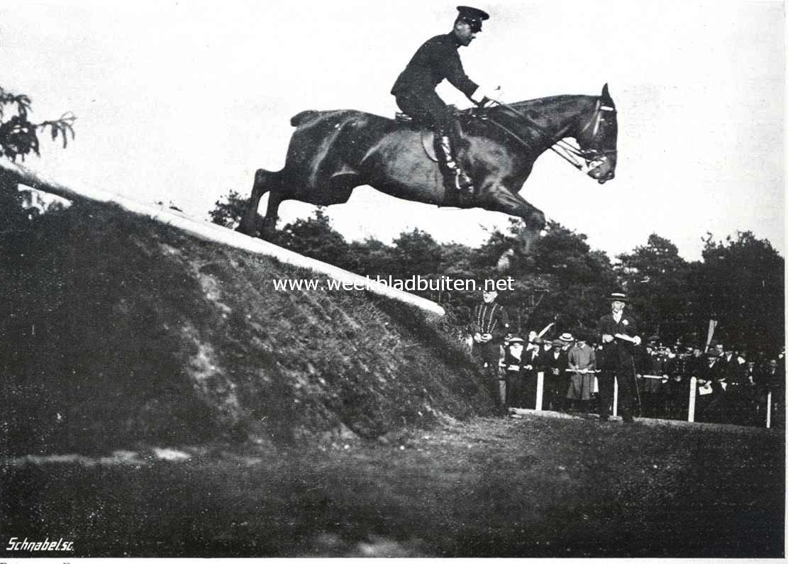 Het concours-hippique te Wageningen op 12 Juni l.l. Eerste prijs springconcours: Luit. W.C. Baron van Randwijck met 