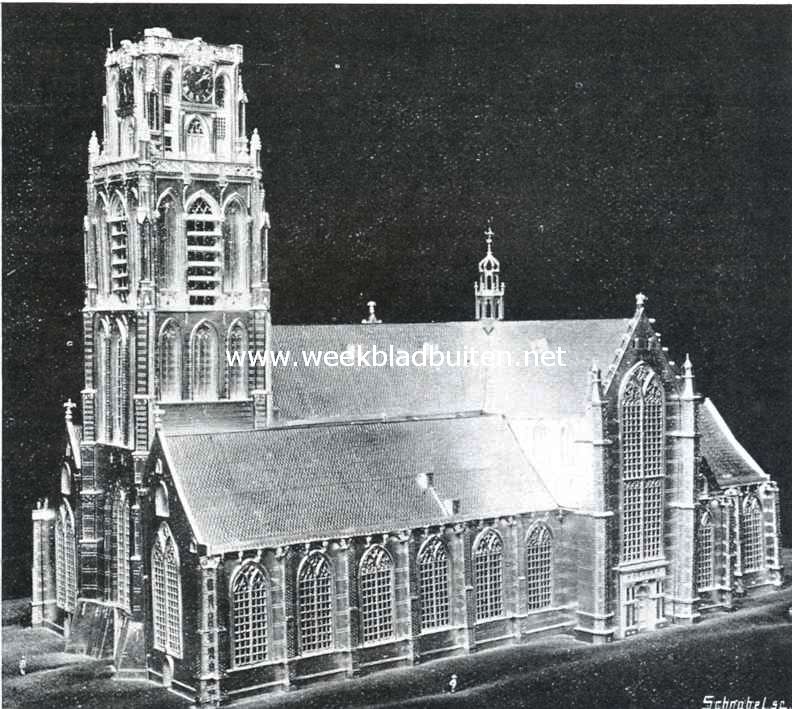 De Groote- of St. Laurenskerk te Rotterdam in zilver vervaardigd door den heer B. Tresfon. Dit meesterstuk, waaraan 9 jaren is gewerkt, bestaat uit 2480 stukken en stukjes. Het is ook bezienswaardig door de groote getrouwheid waarmee de kerk is nagebootst, die in natura nergens in haar geheel goed te zien is wegens haar ligging midden tusschen de huizen
