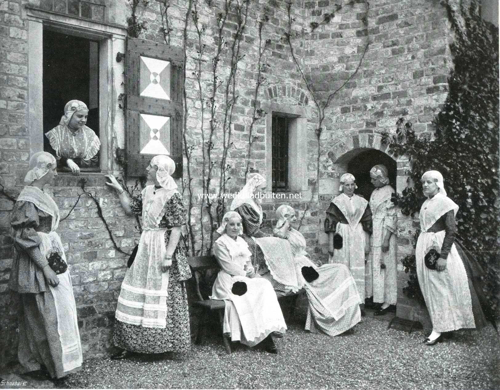 Groep van deelneemsters aan het Friesche feest van een maand geleden, dat 10 Juli a.s. herhaald wordt, op de tentoonstelling 