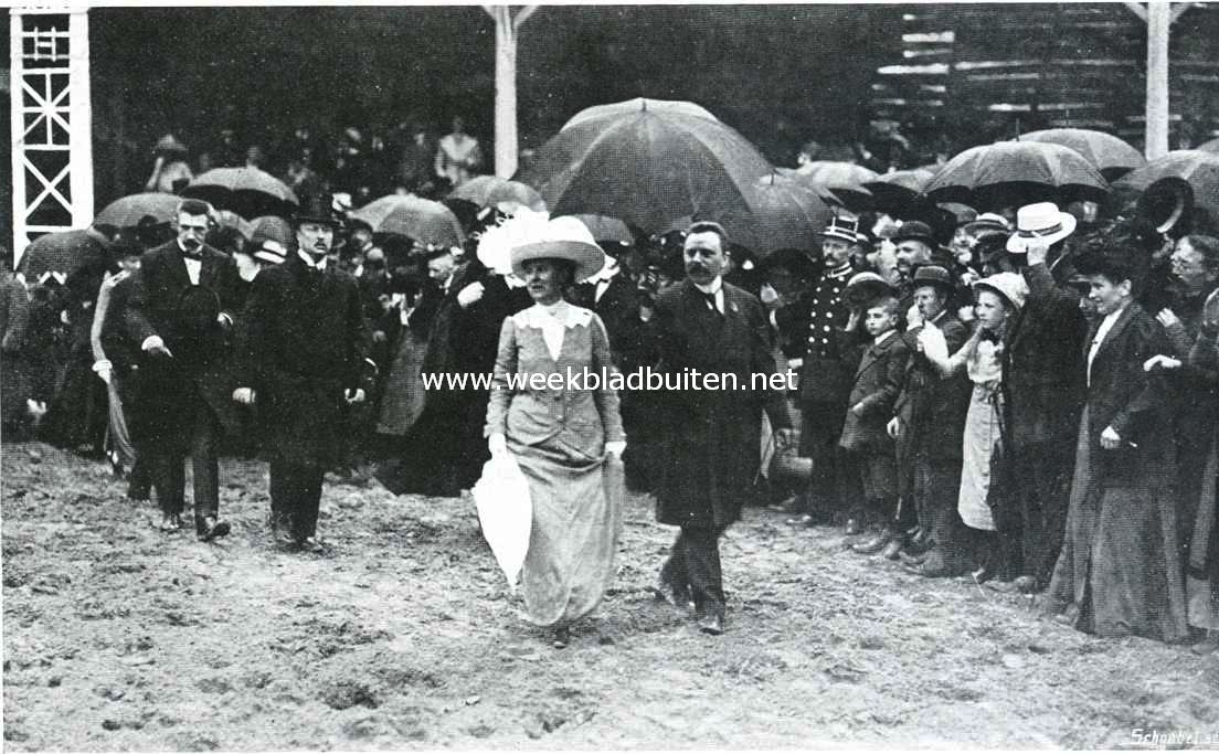Bezoek van koningin Wilhelmina aan de tentoonstelling te Sittard