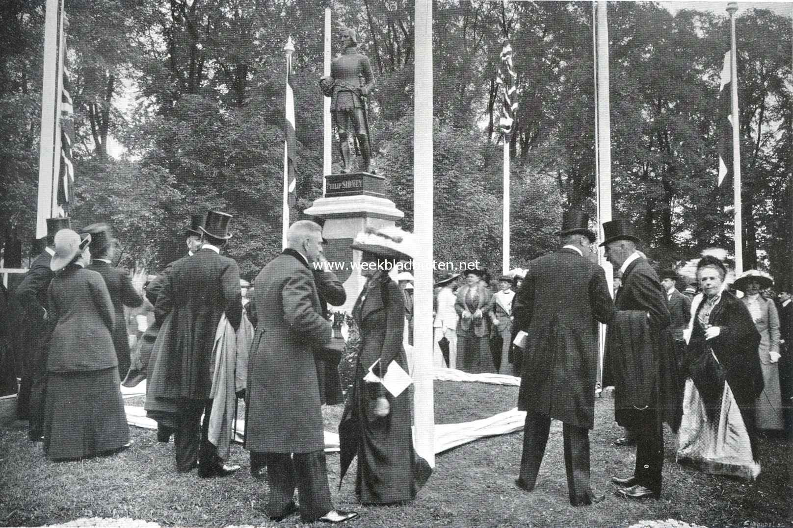 De onthulling van het monument voor Philip Sydney op het Engelsche kerkhof te Zutphen, op 2 Juli l.l. Philip Sydney, de geestige, geleerde en dappere Engelsche edelman, werd 22 Sept. 1586 in een gevecht met de Spanjaarden bij Zutphen gewond en overleed eenige weken daarna
