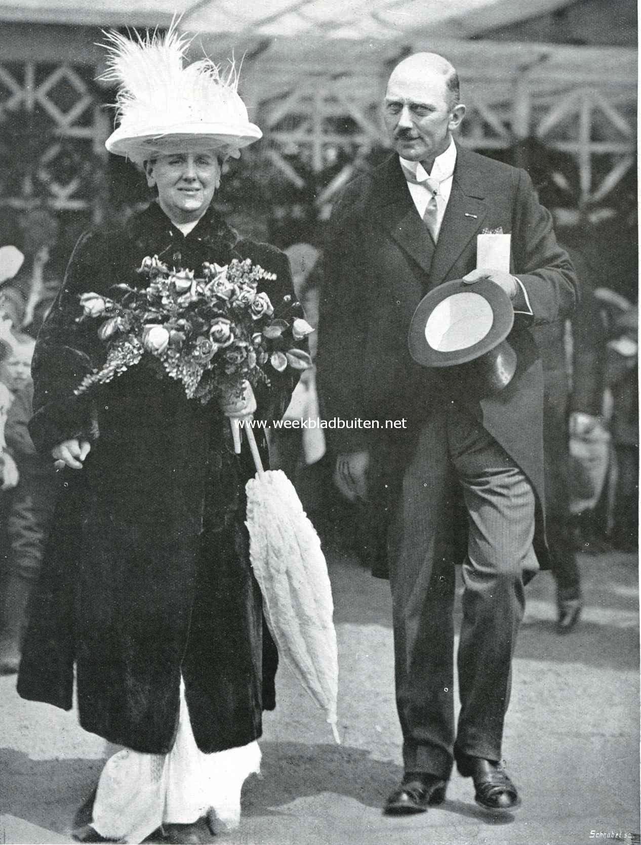 Bezoek van koningin Wilhelmina aan de groote Rozententoonstelling te Boskoop. H.M. wordt begeleid door den voorzitter van het tentoonstellingsbestuur, den heer J.H. van Nes