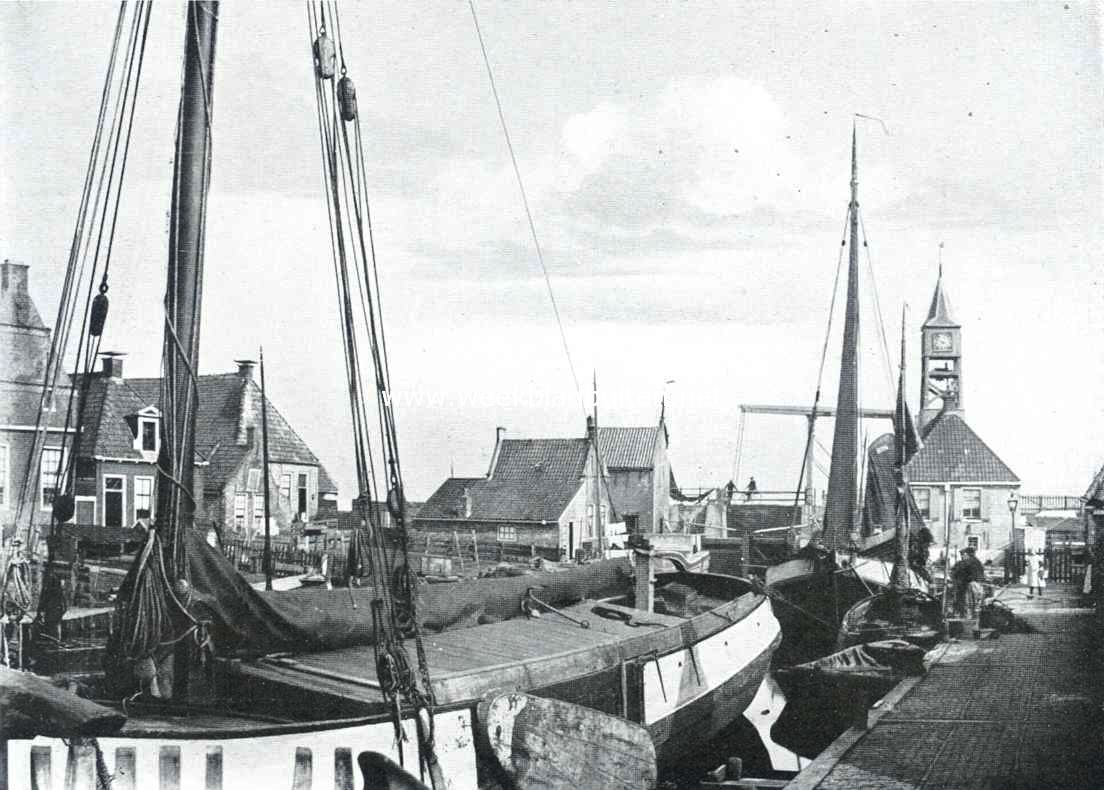 Hindeloopen.  Bij de zeesluizen
