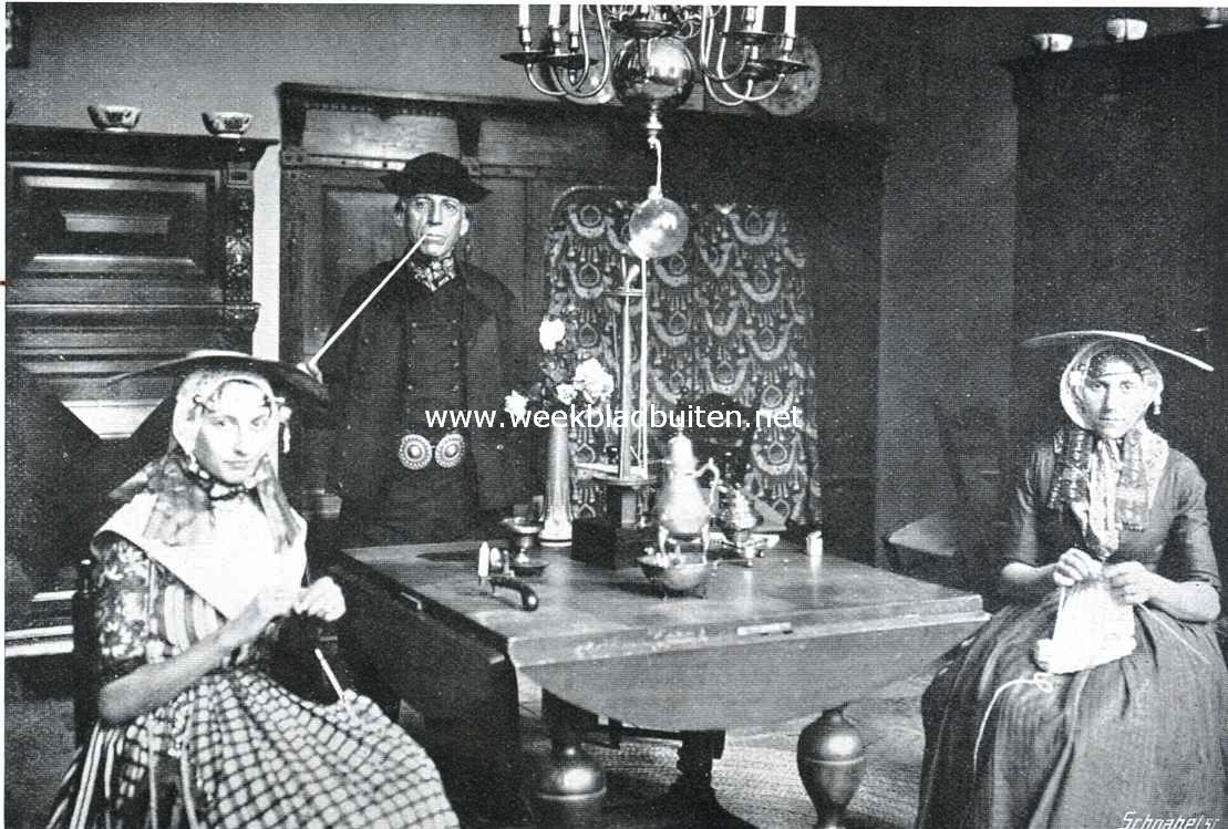 Oud Zuid-bevelandsche kamer met oud Zuid-Bevelandsche kostuums. In het midden zijn edel achtbare de burgemeester van Wemeldingen, die zich nog steeds in deze kleeding te midden der zijnen beweegt