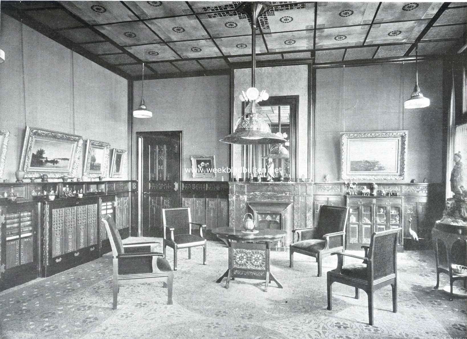 Hollandsche Kunstnijverheid. Kamer, (noordzijde) met betimmering in ebben- en palissanderhout; zolder van gebatikt en verguld perkament met ebbenhouten lijsten, ontworpen door Th. Nieuwenhuis