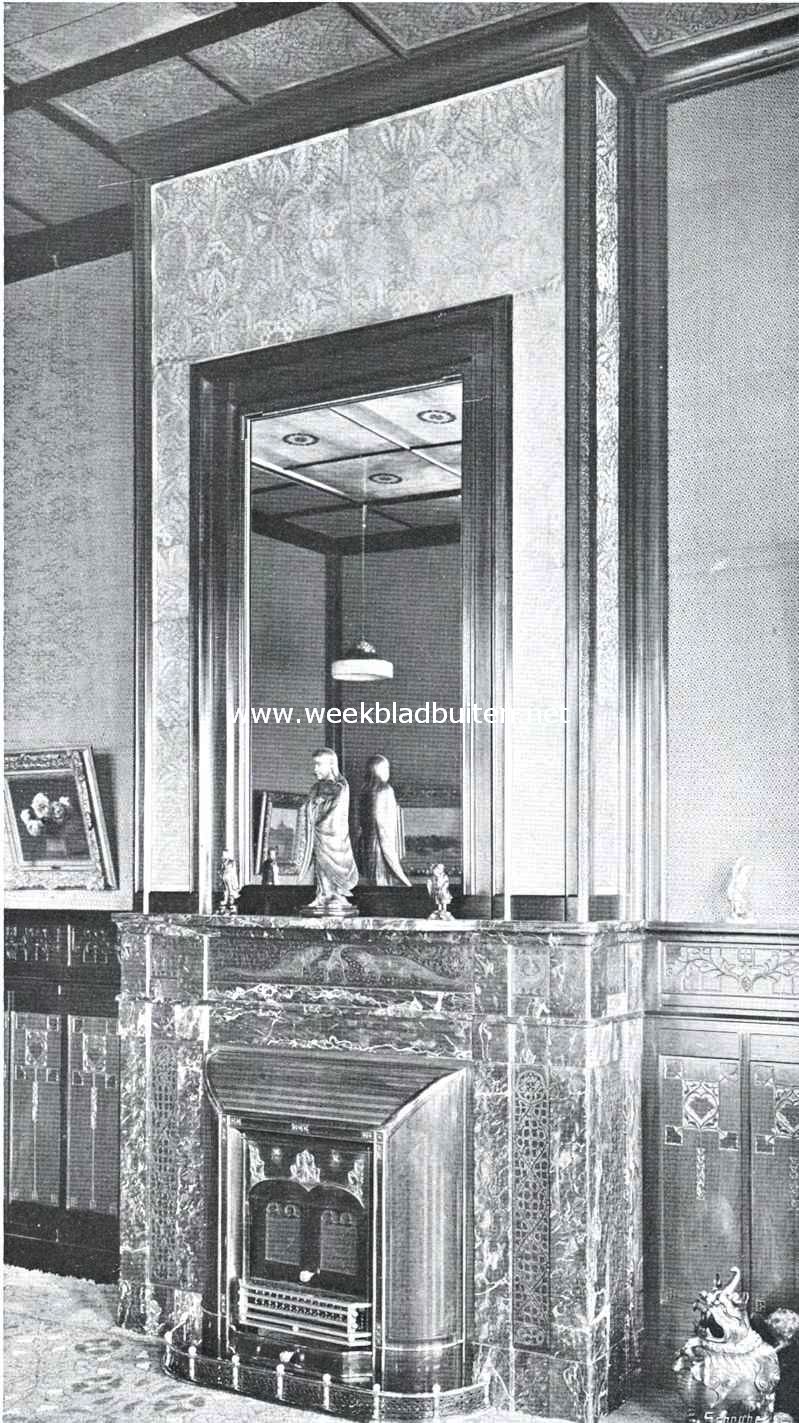 Hollandsche Kunstnijverheid. Schoorsteen van zwart met geel geaderd marmer; zwart marmeren paneelen. Ontworpen door Th. Nieuwenhuis