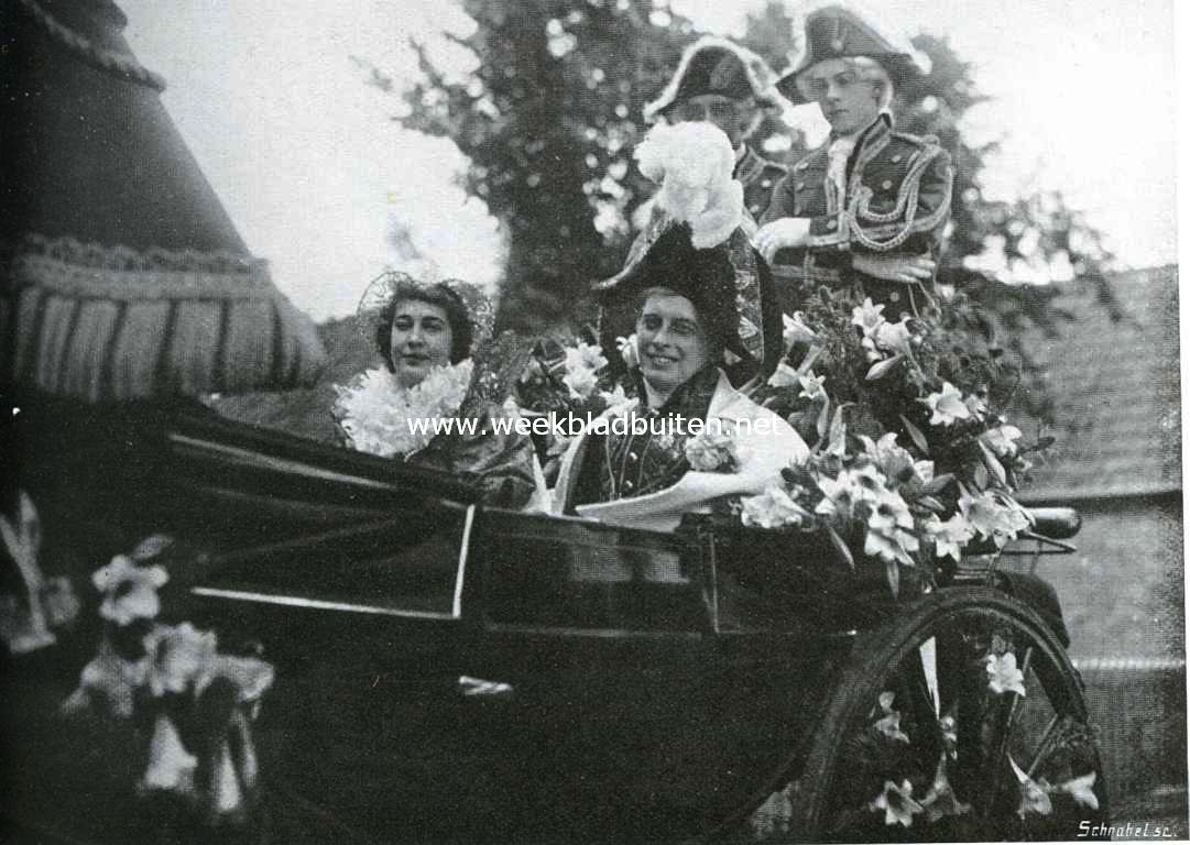 De historische optocht van de onafhankelijkheidsfeesten te Edam. Z.H.H. Willem Frederik, souverein vorst der Nederlanden (de heer W.A. Noothoven van Goor) met gemalin (mevr. D. Verloren van Themaat, geb. Baronesse van Lawick)