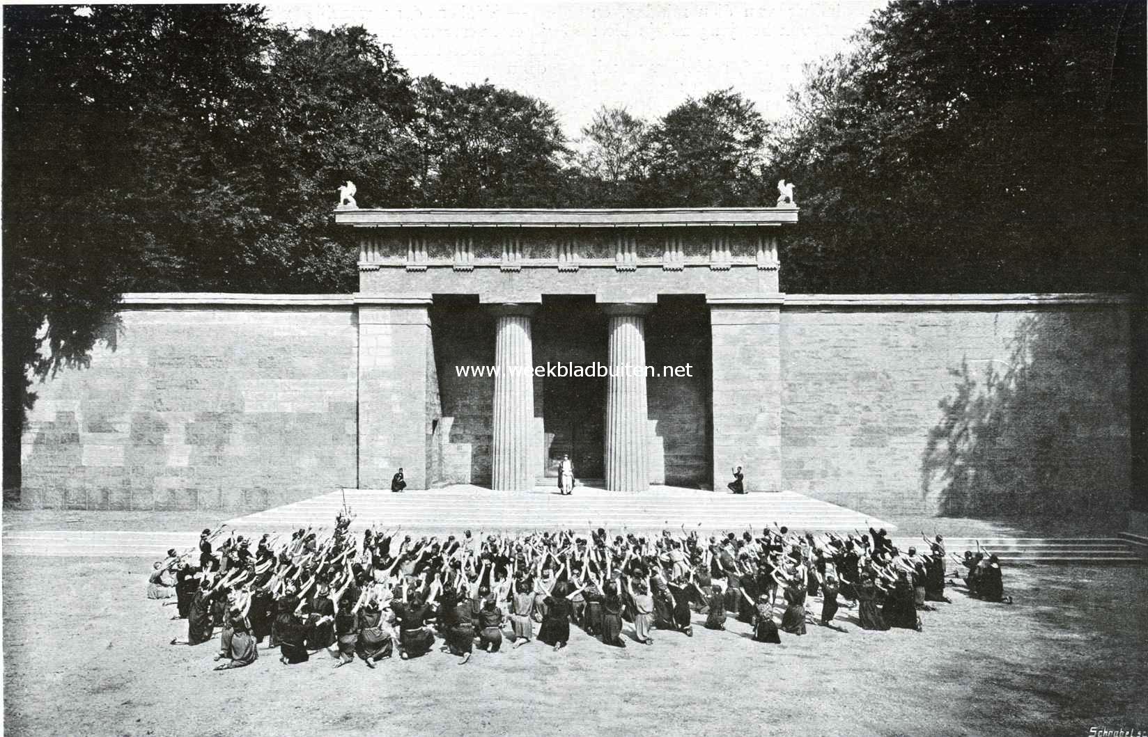 Oedipus en de Oedipus-vertooning op Sonsbeek te Arnhem. Het volk smeekt Oedipus het te verlossen van de pest: 