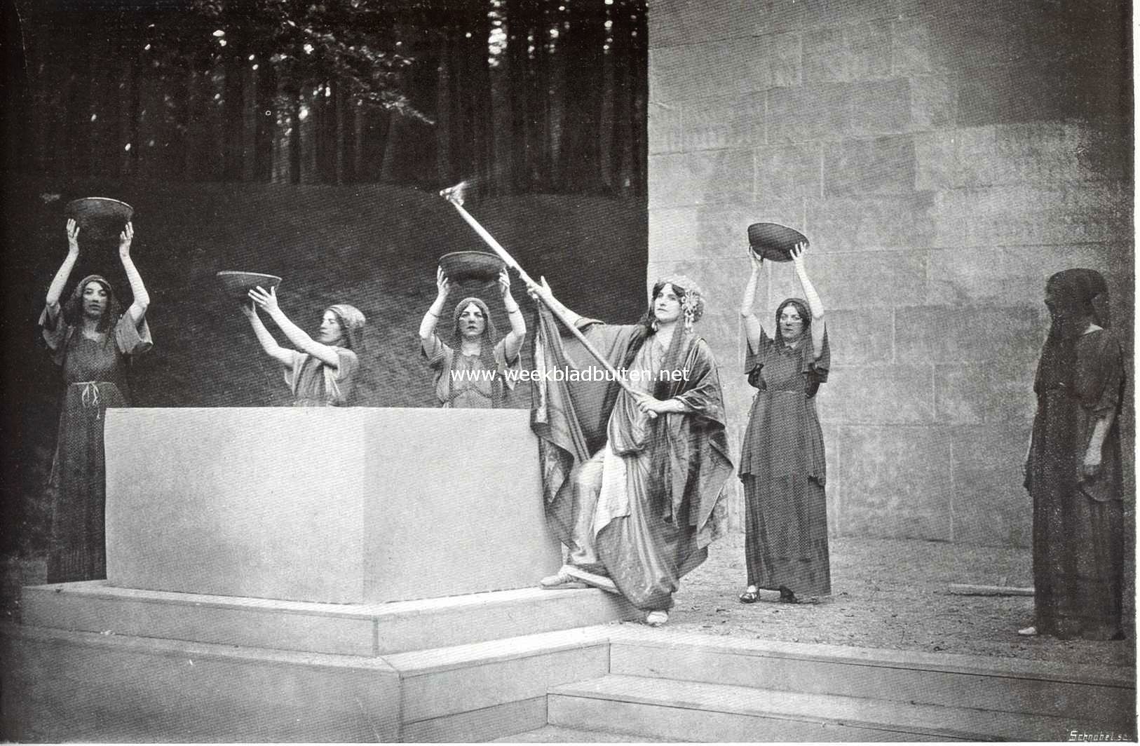 Oedipus en de Oedipus-vertooning op Sonsbeek te Arnhem. Iokaste, aan de goden offerende, om haar man van zijne neerslachtigheid te bevrijden. Van links naar rechts: Fie Carelsen, Henritte Demmink, Elise le Maire, Sophie de Vries, Mevr. Top van Rijn-Naeff en Mevr. Jacq. Royaards-Sandberg