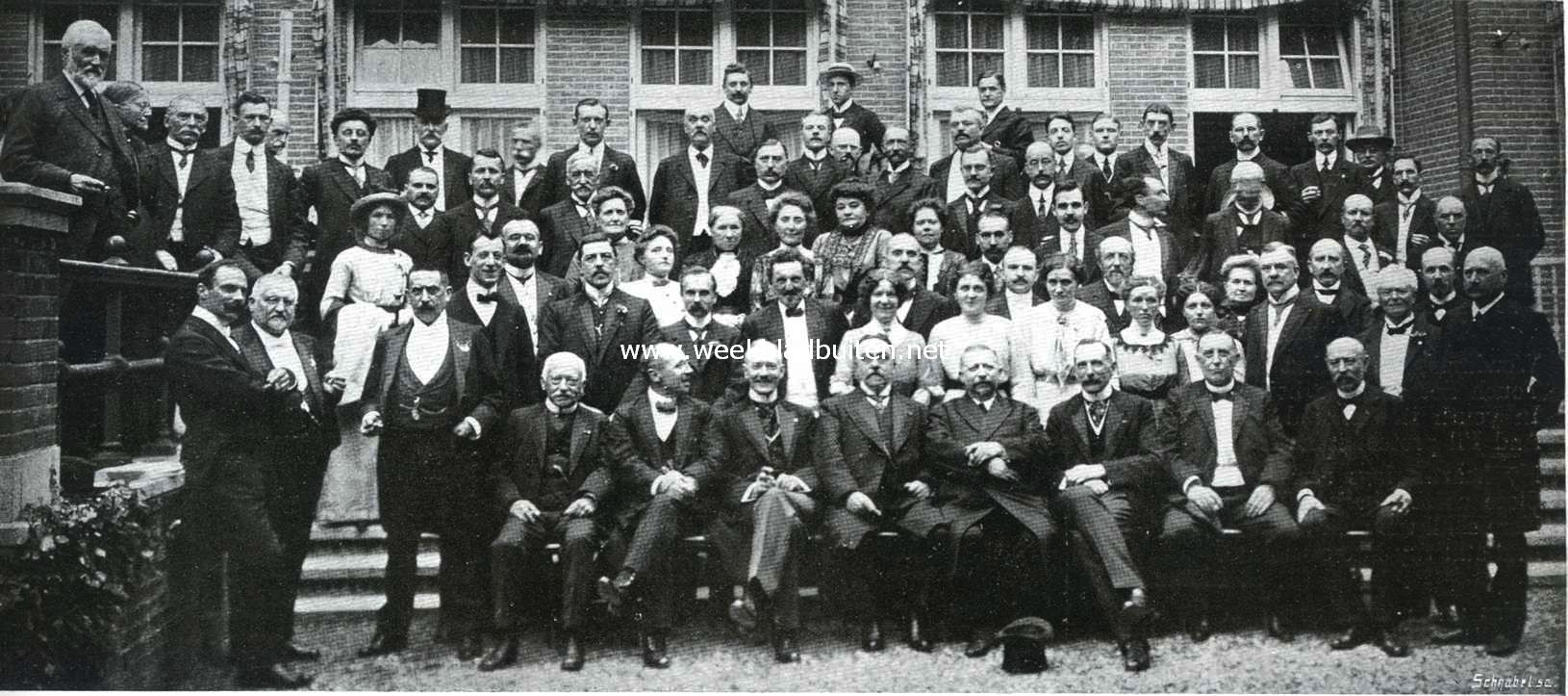 De afgevaardigden van den Nederlandschen Bond van Gemeente-Ambtenaren. Op de nationale dankbetooging, gehouden in den Haagschen Kunstkring, wegens het tot stand komen van de wetten op de pensioneering van gemeente-amntenaren en hunne weduwen en weezen. Links onderste rij de eere-leden Mr. M.W.F. Treub (links), den heer van Engelen, oud-secretaris, en het kamerlid Pollema