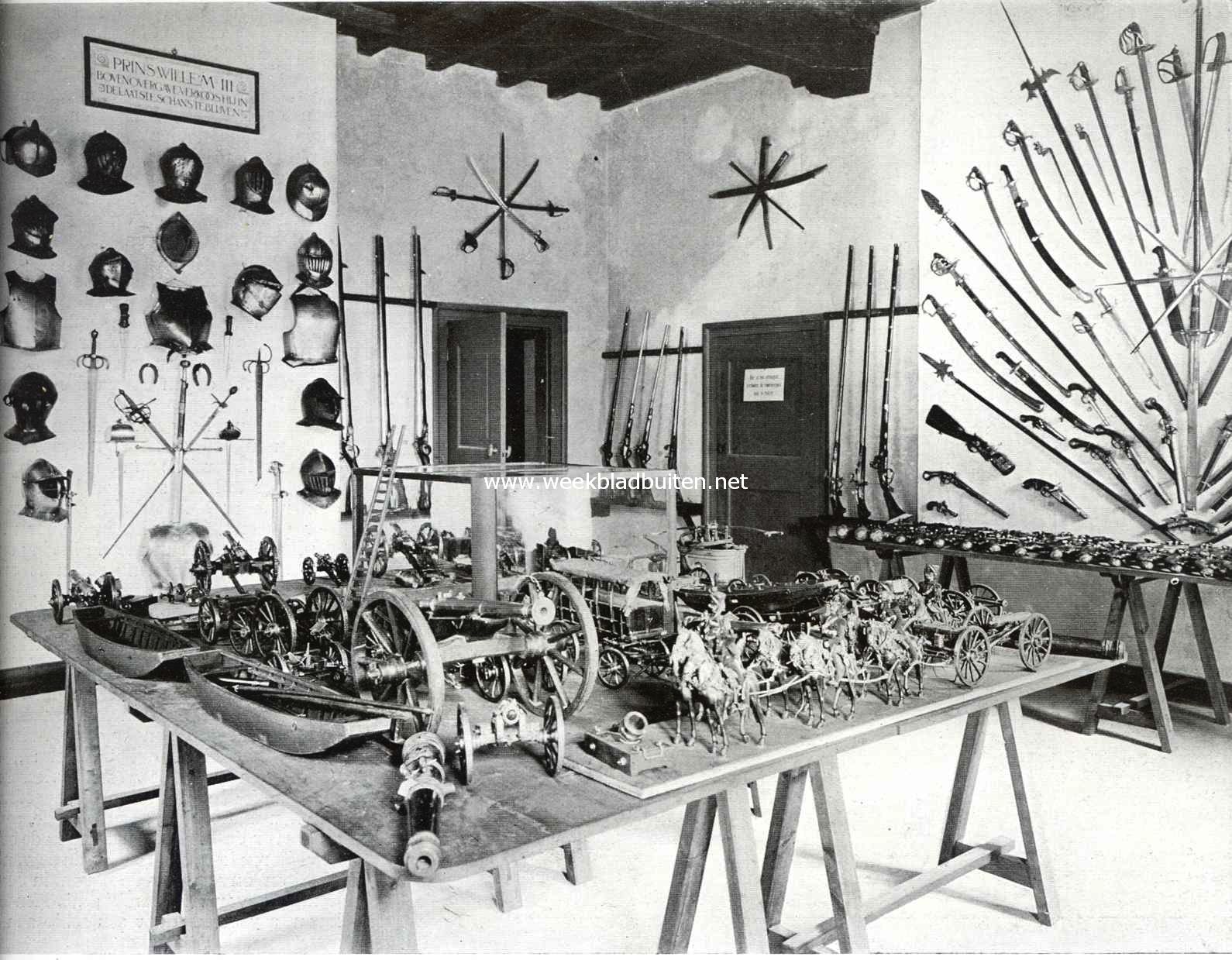 Het Artillerie Museum in het kasteel de Doorwerth. Zaal Prins Willem III. Verzameling wapens en modellen, merkwaardig uit historisch oogpunt of als smeedwerk. Hier o.m. Stormhoed beleg van Leiden (boven links met geweldigen deuk), harnassen (in het midden) en rappier uit dit beleg, dolk van Piet Hein, hoefijzers beleg 's Hertogenbosch 1629, sabel van den sergeant der sappeurs der oude keizerlijke garde te Waterloo gevonden