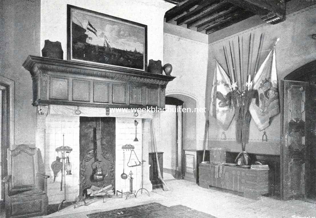 Het nieuwe Artillerie-Museum op den Doorwerth. Kamer, ingericht door den heer E.P.A.M. Scheidius. De vlaggen boven en de voorwerpen op de kist hebben betrekking op het voormalige St. Anthoniegilde te Wageningen