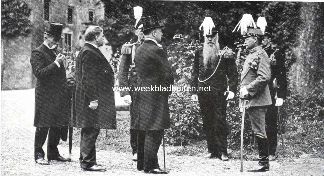 De opening van het nieuwe Artillerie-Museum. Z.K.H. de Prins op de binnenplaats van het kasteel de Doorwerth. Links van den Prins den heer F.A. Hoefer en de Generaal van Voorst tot Voorst. De Prins in gesprek met den Generaal-Majoor Tonnet, Commandant 2e Divisie, Jhr. van Heurn, Commandant Kon. Kol. Militair Invalidenhuis op Bronbeek; den Luitenant van Ree, adjudant van den Kolonel en Kolonel Giel, Commandant van de 8ste Infanterie-Brigade