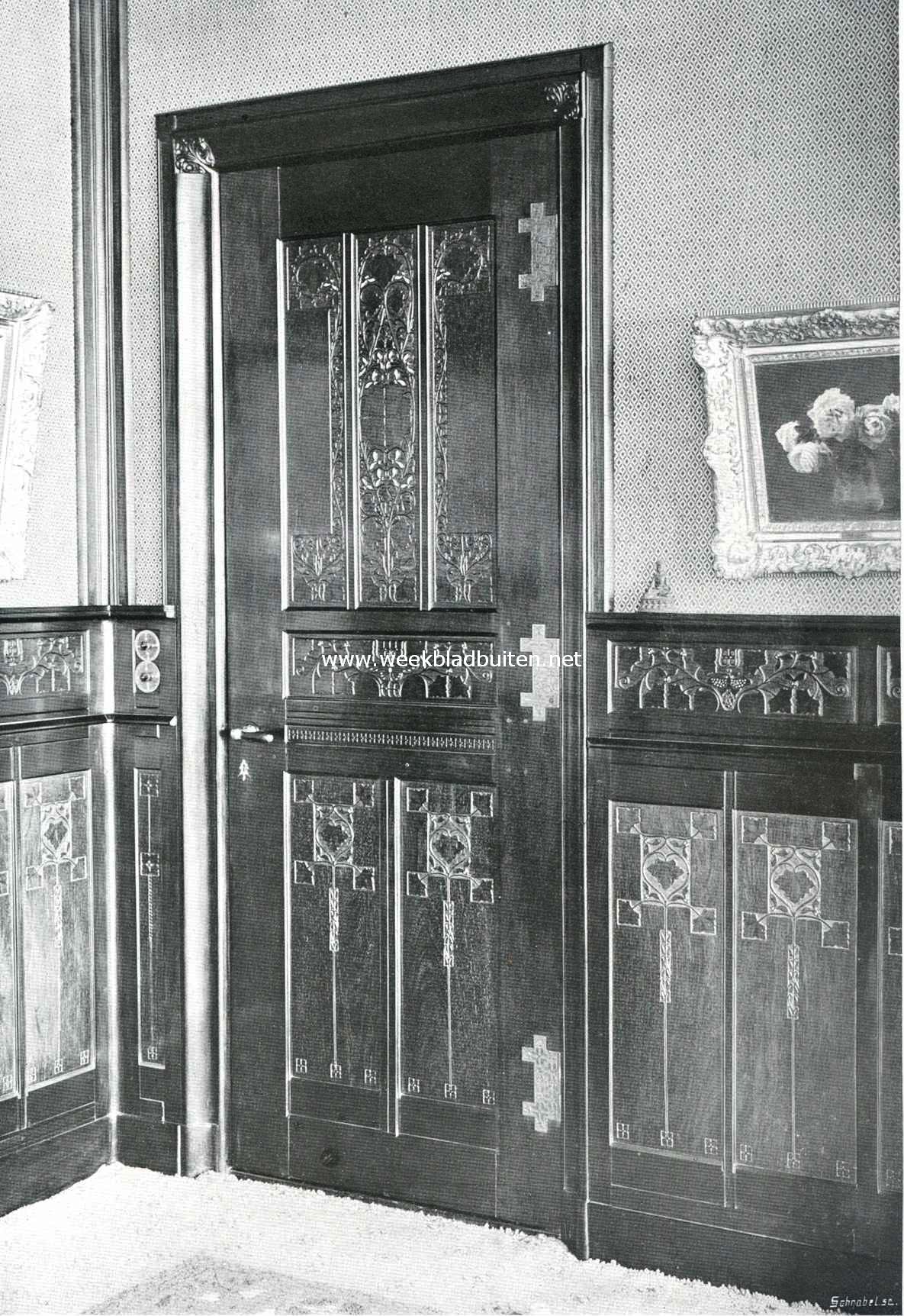 Deur en kozijn van ebbenhout, paneelen van palissanderhout, ontworpen door Th. Nieuwenhuis