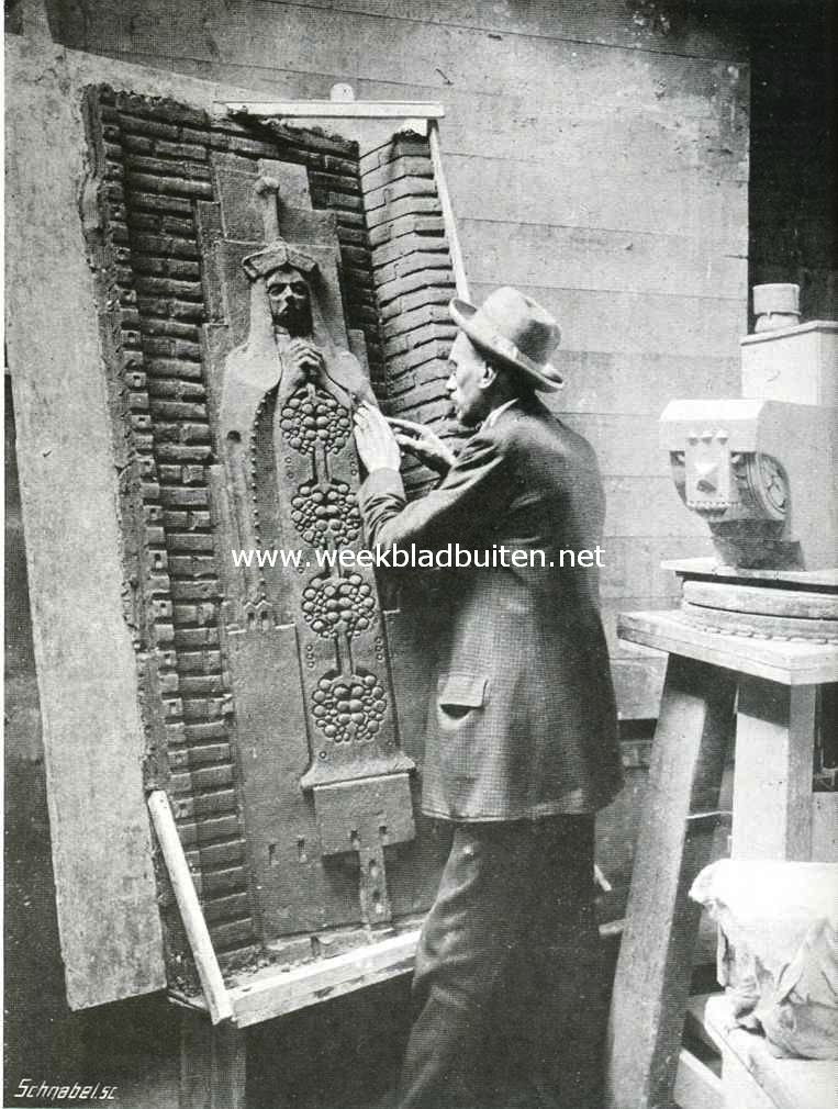 Het werk van Willem Brouwer. Brouwer aan het boetseeren van een hoekversiering in ruige terra-cotta