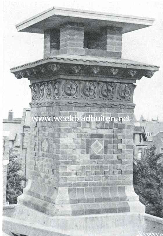 Het werk van Willem Brouwer. Voorbeeld van een schoorsteenversiering (op huize Turicum) door een terra-cotta rand