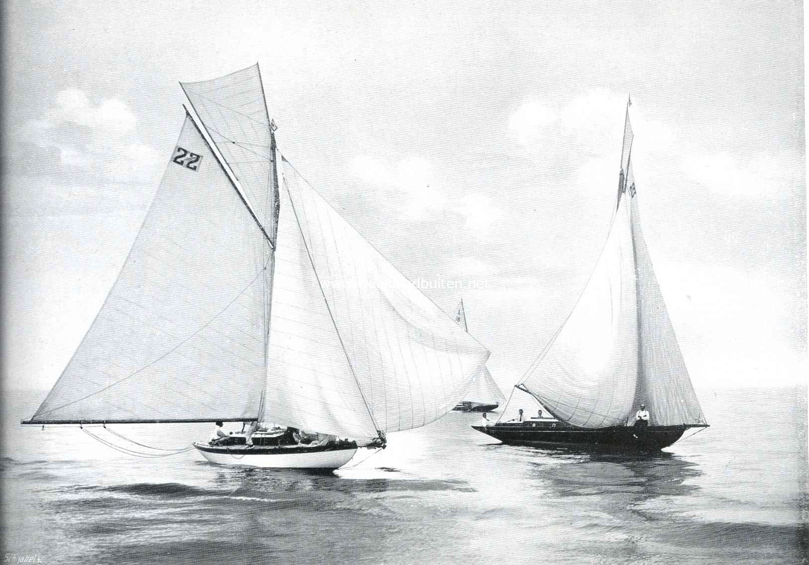 De wedstrijden der Kon. Ned. Zeil- en Roeivereeniging op de Zuiderzee, 30 Augustus l.l. Voorgift-wedstrijd voor overdekte jachten. Links: de 
